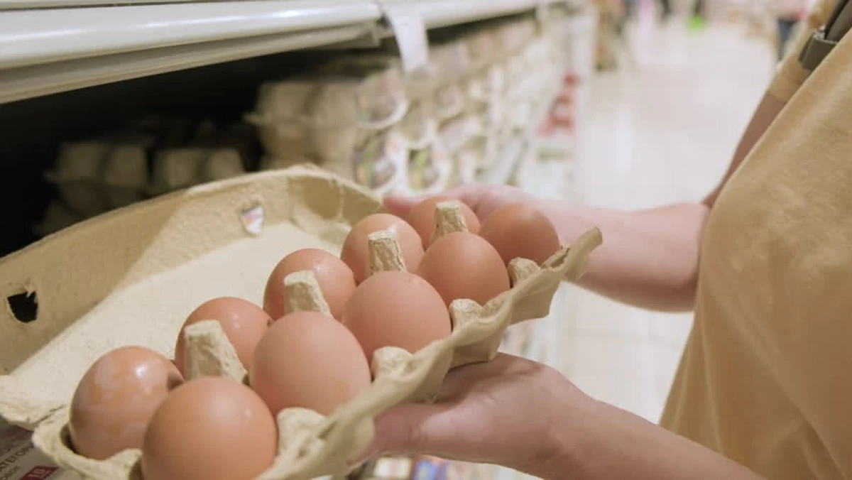Por qué los cajeros miran la caja de huevos: la razón va más allá de lo que imaginas - image 1