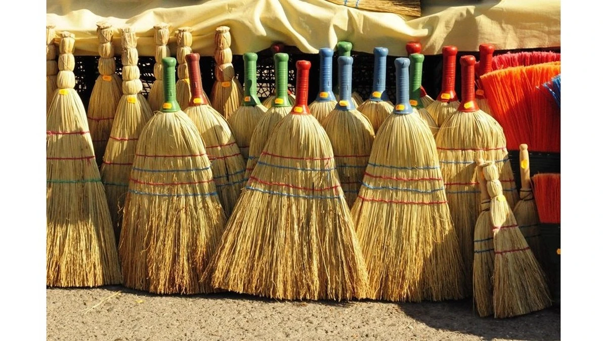 Algodón en la escoba: el truco de mi madrina que dejé de juzgar tras una hora