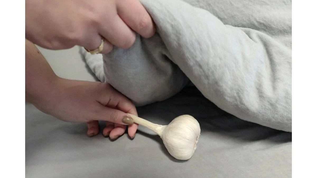 Por qué poner ajo bajo la almohada por la noche: un método olvidado de los abuelos para dormir mejor