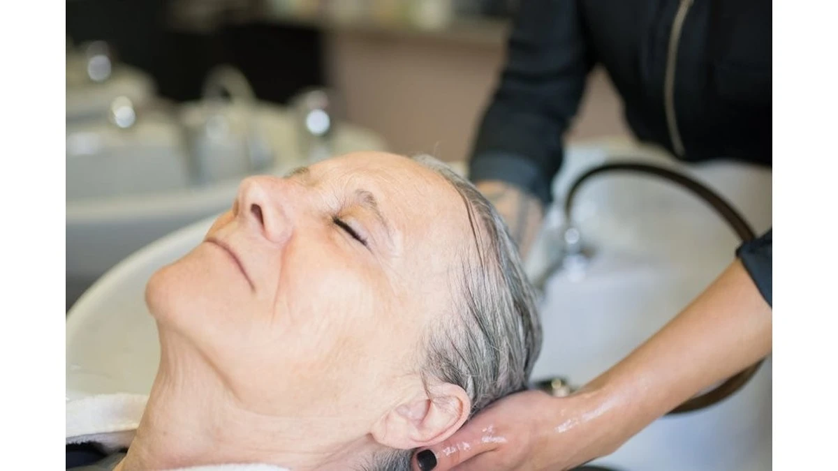 Adiós cabello fino: 3 gotas de ácido en tu champú y parece que tienes 20