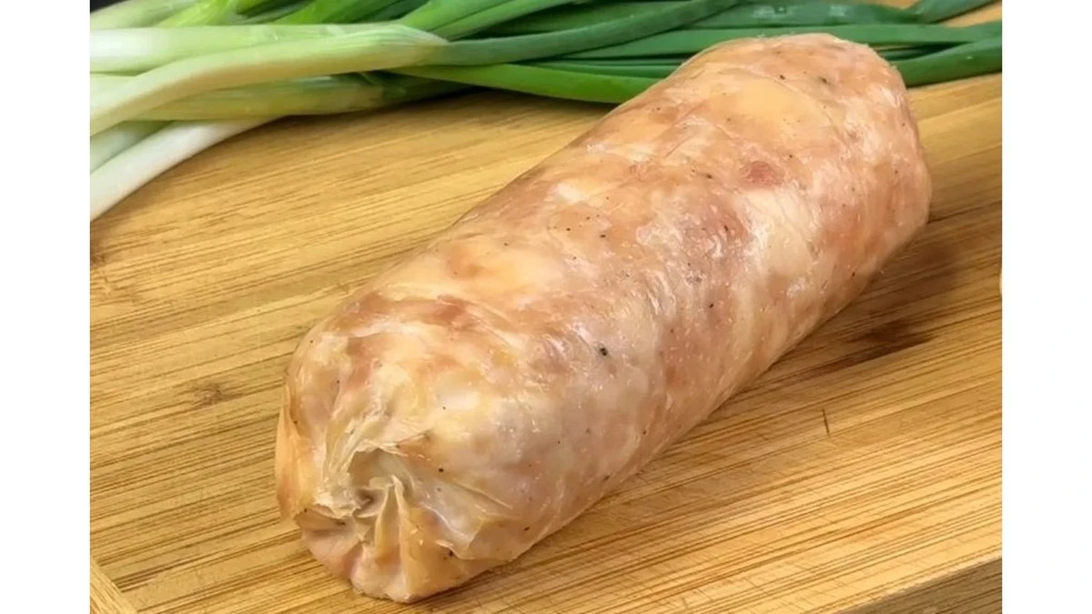 El truco sencillo para hacer tu propio embutido en casa con solo pollo y papel de horno