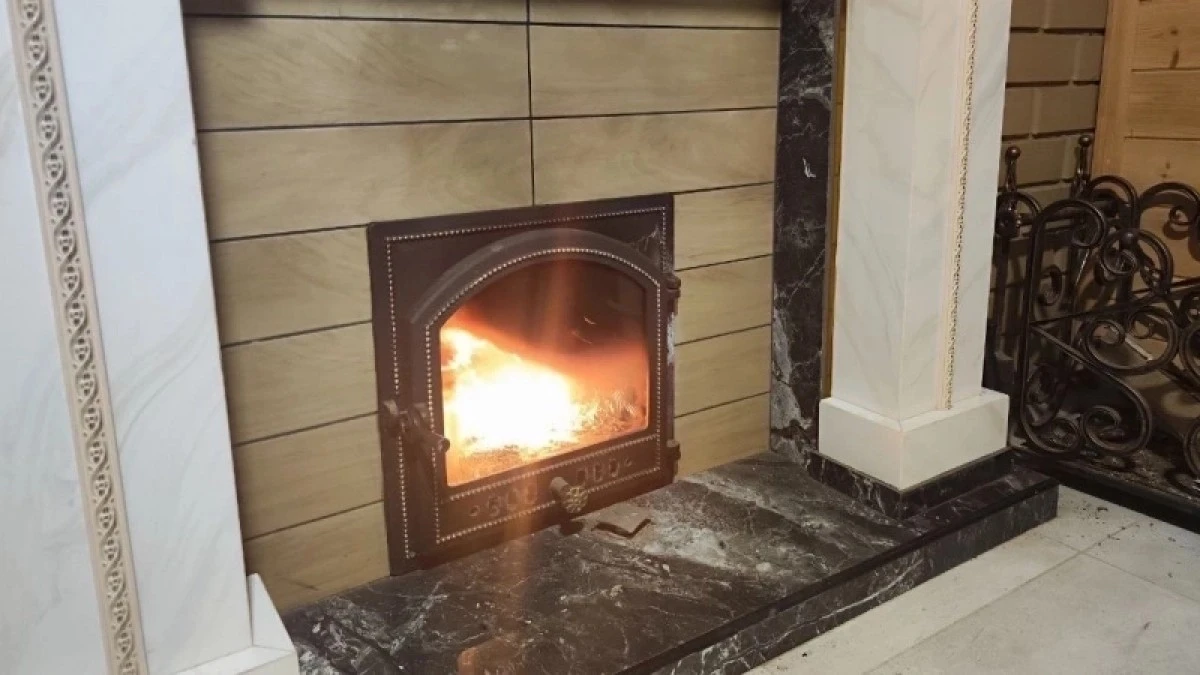 El truco del deshollinador experto para limpiar la chimenea sin esfuerzo