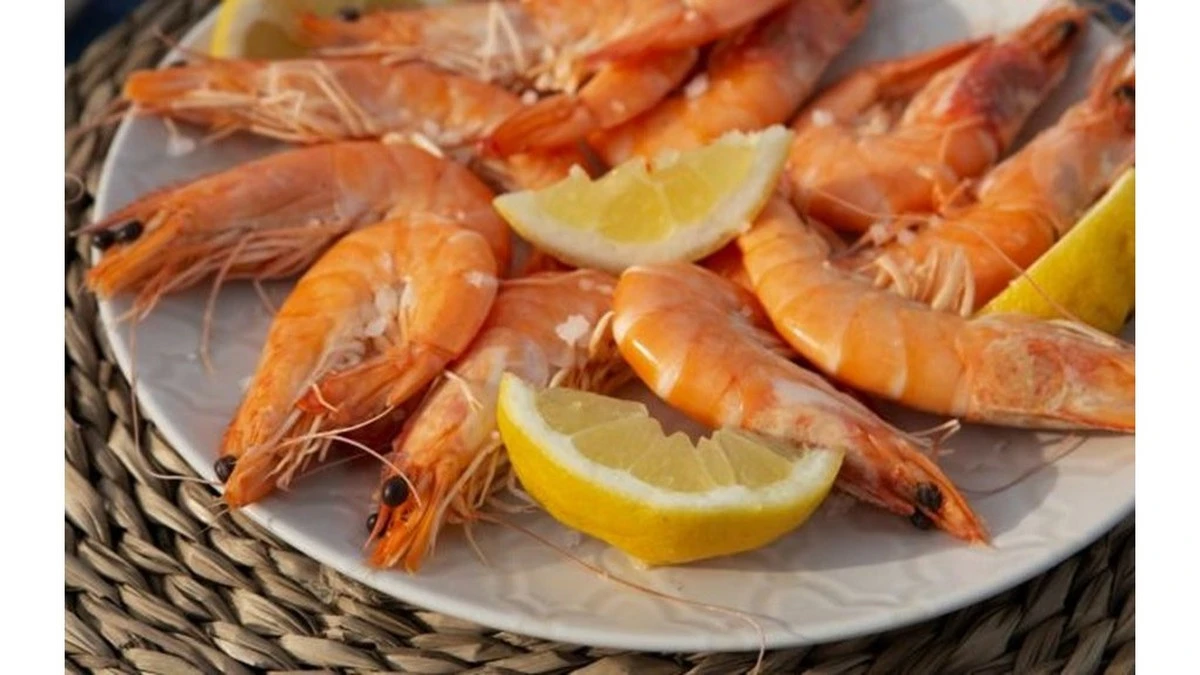 El truco con tijeras que reduce a la mitad el tiempo de limpiar gambas