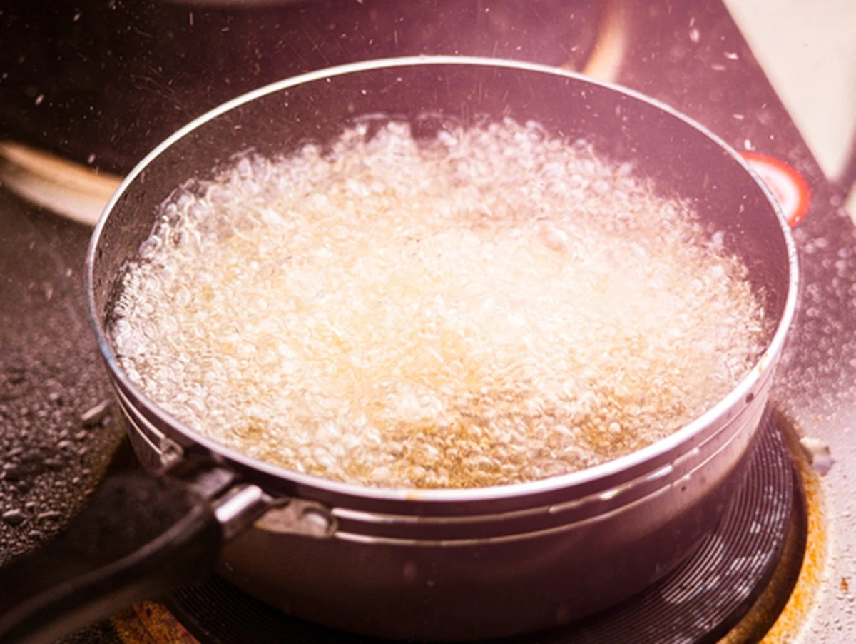 El peor producto del mundo está en tu cocina: lo comía a diario y así cambié mis hábitos al saber qué pasa al freírlo