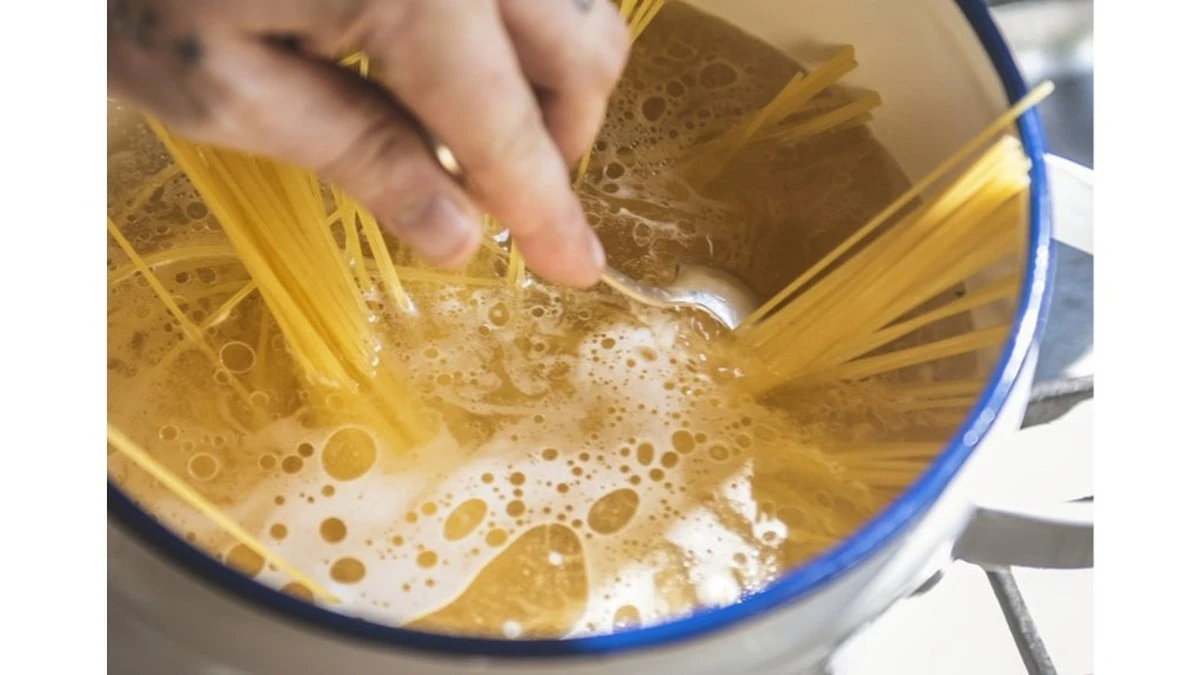 Por qué deberías dejar de tirar el agua de la pasta al fregadero