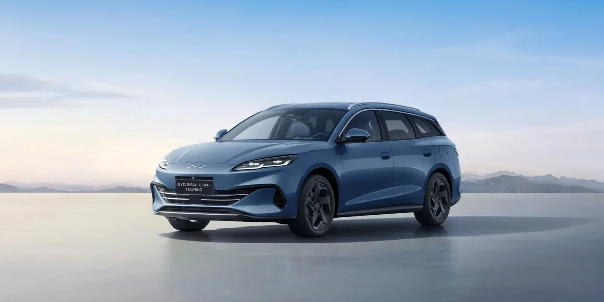 El híbrido que te lleva al mar ida y vuelta con un solo tanque: Cuesta menos que un Skoda