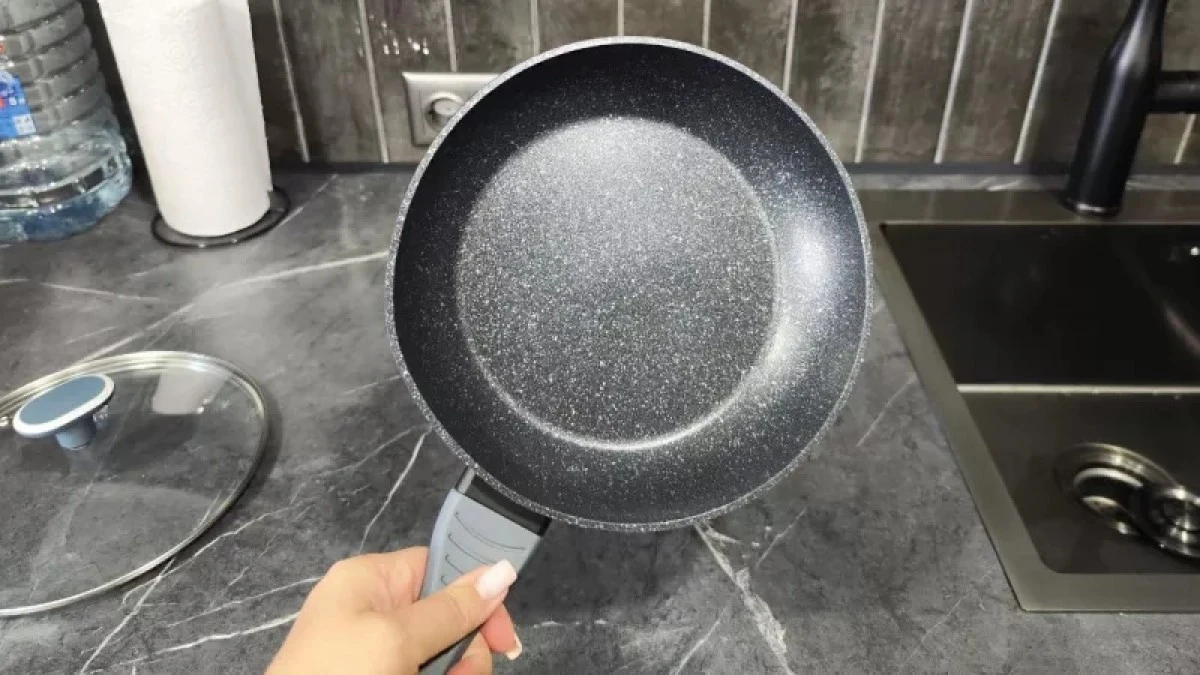 El truco con una pastilla de lavavajillas para recuperar tus sartenes viejas
