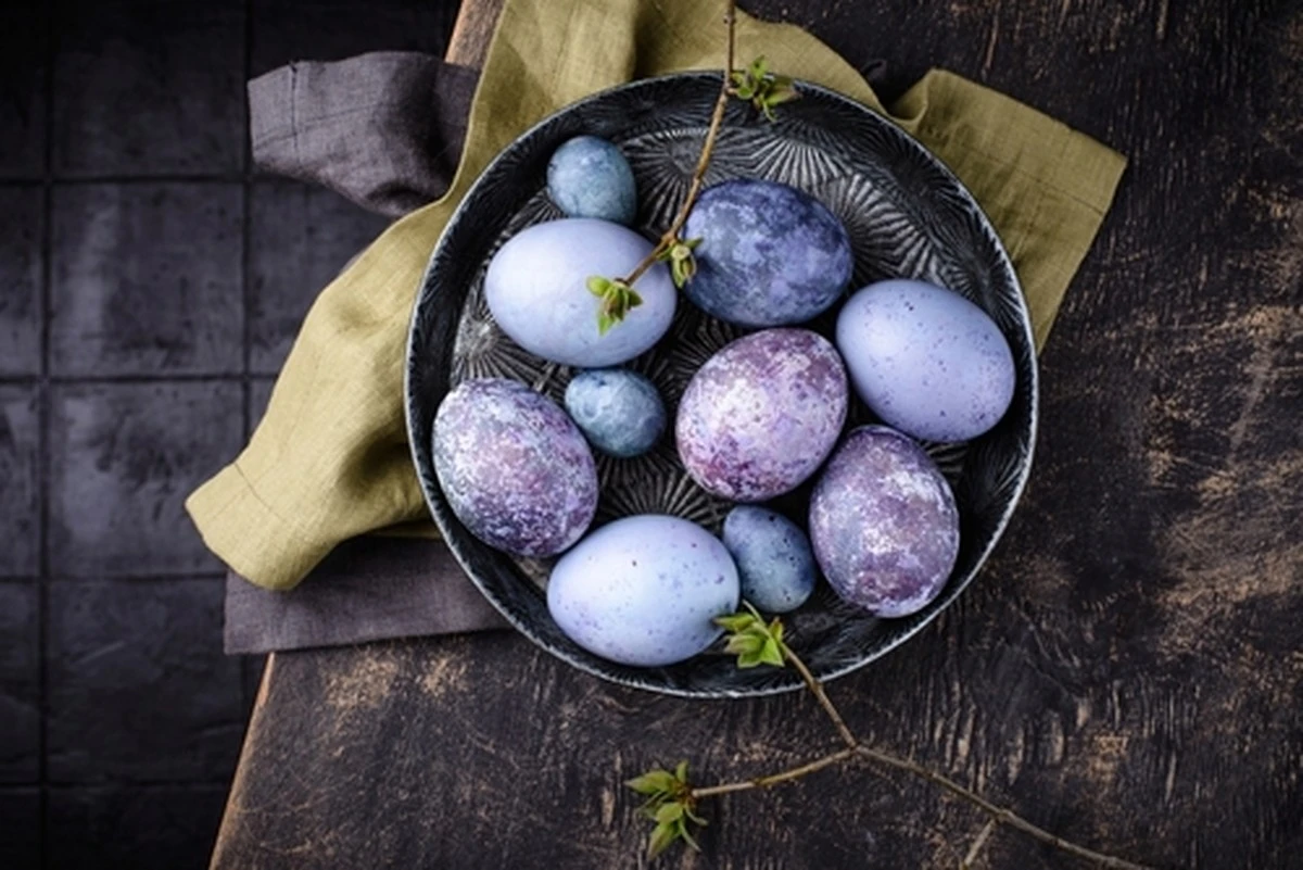 Por qué la infusión de hibisco tiñó mis huevos de Pascua de violeta (y no rojo como esperaba)