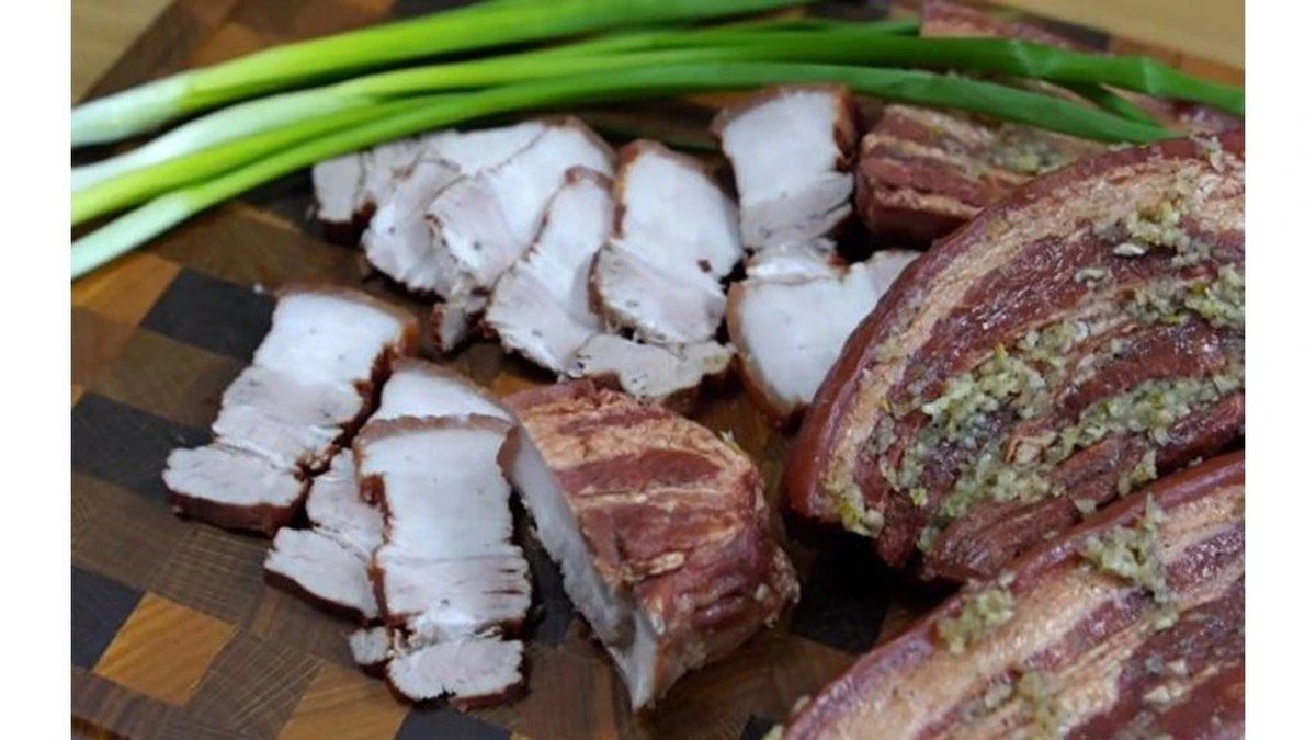 El secreto para unos chicharrones "ahumados" sin ahumador: el truco de los restos de cebolla