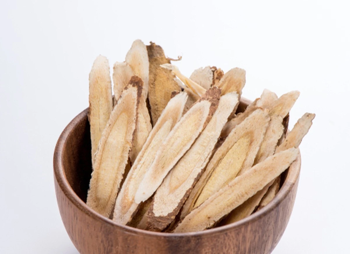 El Secreto Milenario Asiático: Por Qué el Astrágalo Te Ayuda a Vivir Más (Y Cómo Usarlo)