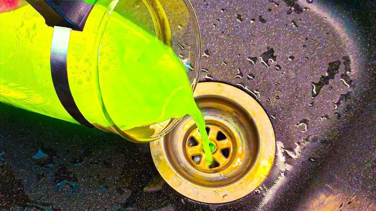 Adiós al olor a desagüe: el truco de dos ingredientes que usa mi fontanero