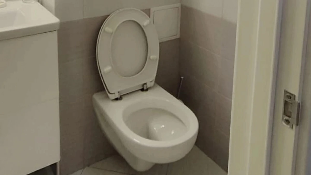 Por qué los fontaneros guardan una caja de cerillas en el baño