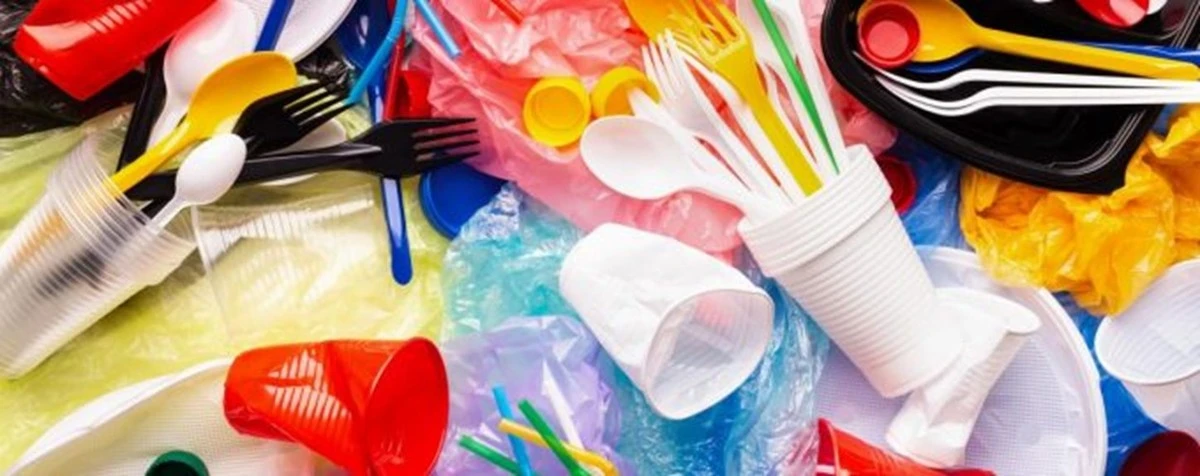 El microplástico en casa: qué respiramos realmente y cómo reducir su impacto