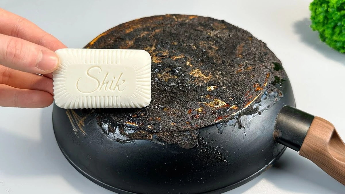 El truco con una pastilla de lavavajillas para recuperar tus sartenes viejas - image 1