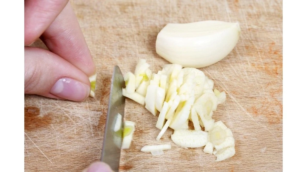 Ajo crudo: qué sucede en tu cuerpo y cómo consumirlo con seguridad