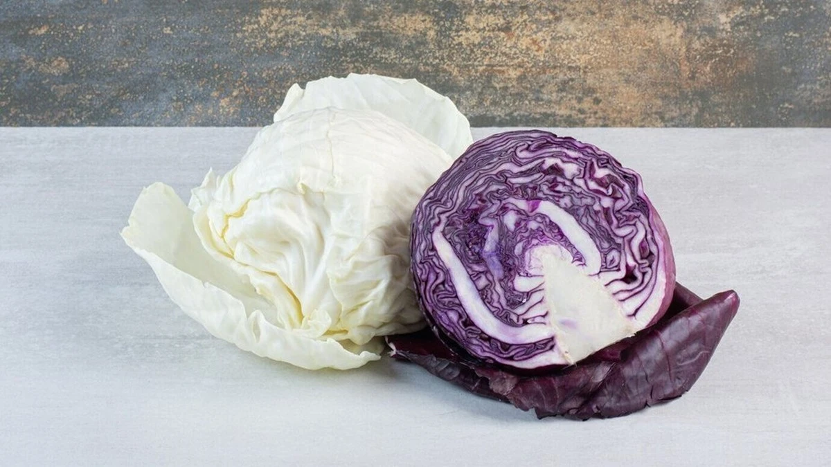 Un truco con una hoja de col para aliviar el dolor articular en minutos