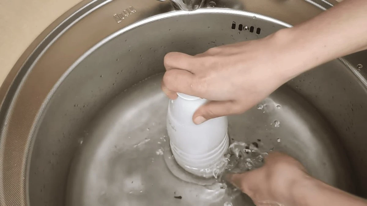 El truco de la botella de leche para desatascar el fregadero en un minuto