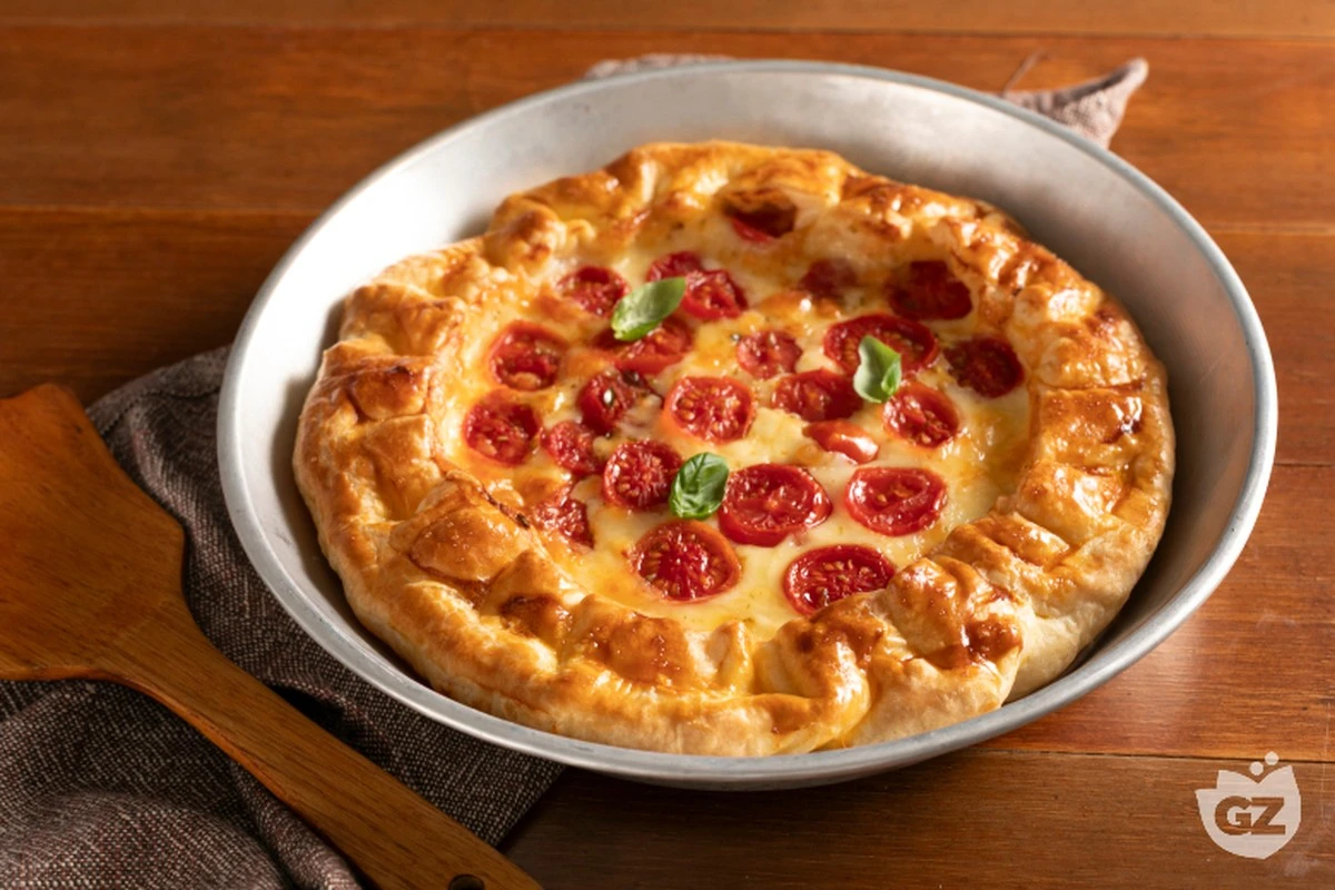 elpasteldetomat-extra-1.webp El pastel de tomate y queso que es mejor que la pizza: sin amasar - image 1