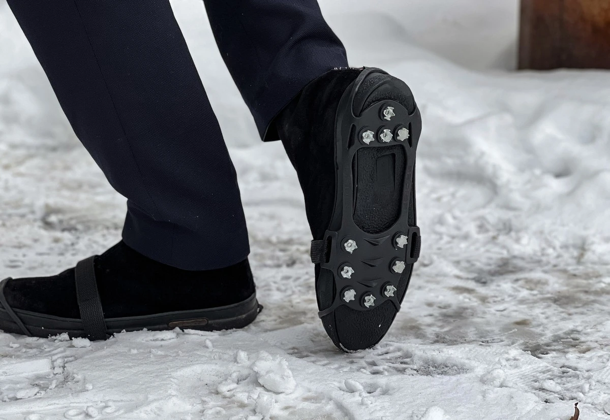 El truco de las abuelas con calcetines: póntelos sobre los zapatos y no resbalarás - image 1