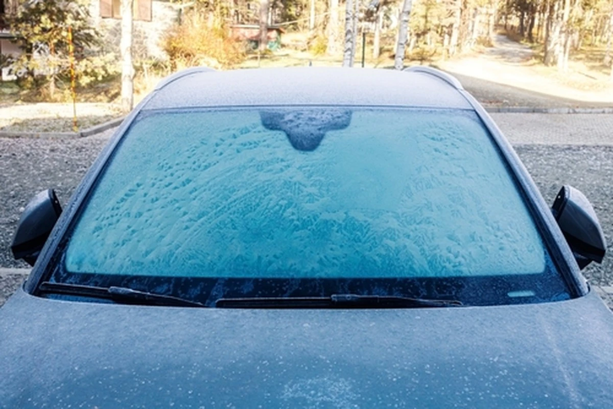 Tres errores al raspar el hielo del coche que te enferman en minutos