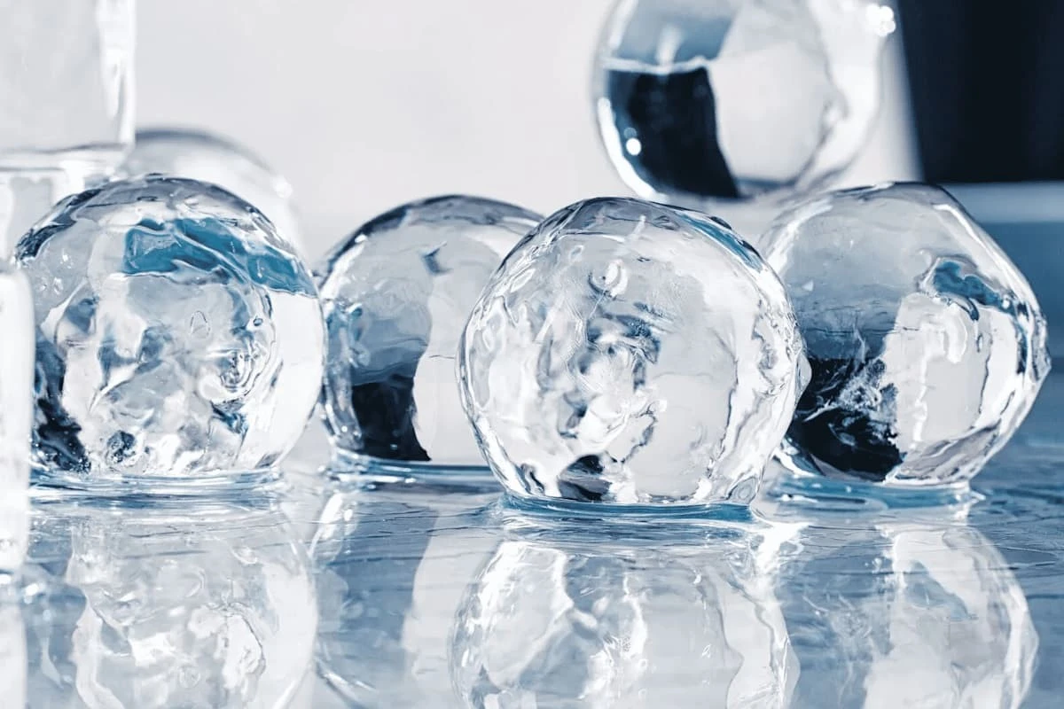 porqueelhieloqu-extra-1.webp Por qué el hielo que usas en casa está arruinando tus cócteles - image 1