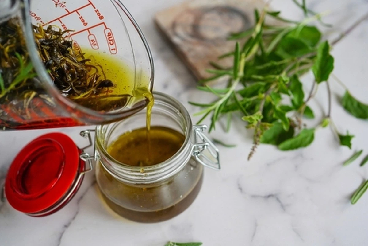 El aceite de romero revoluciona tus cuidados: un secreto casero para cabello, piel y músculos