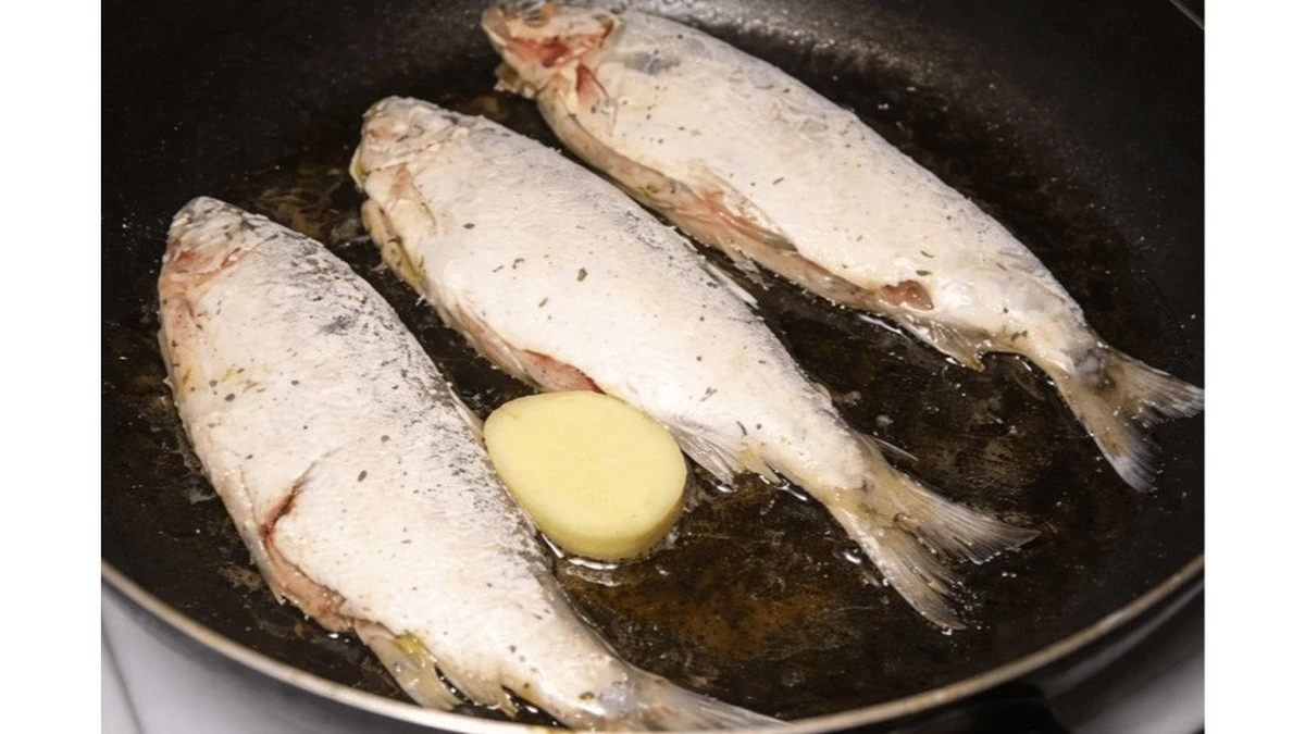 Un trozo de patata en la sartén elimina el olor a pescado al freír