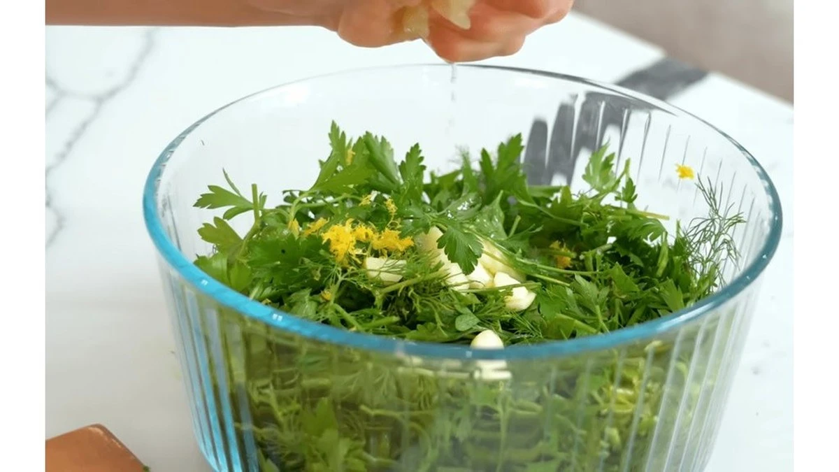 Por qué los cocineros expertos guardan las hierbas aromáticas en aceite en lugar de congelarlas