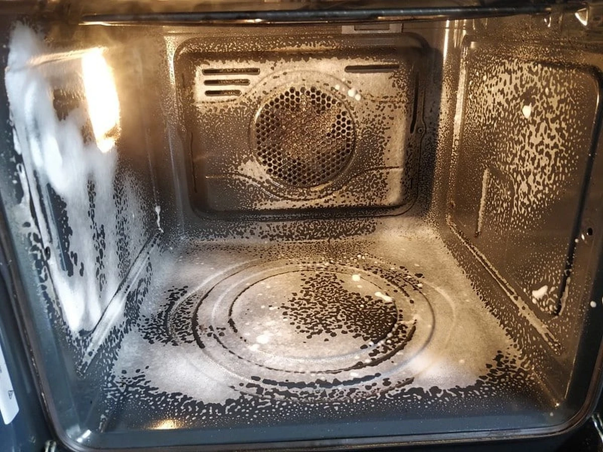 Por qué dos cucharadas de este ingrediente dejan el horno como nuevo - image 1