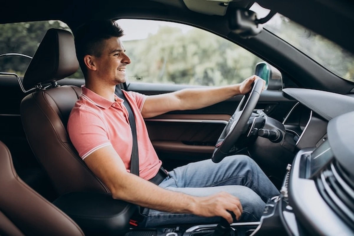 porqueconducirc-extra-1.webp Por qué conducir con la ventanilla abierta en la autopista está afectando a tu capacidad auditiva - image 1