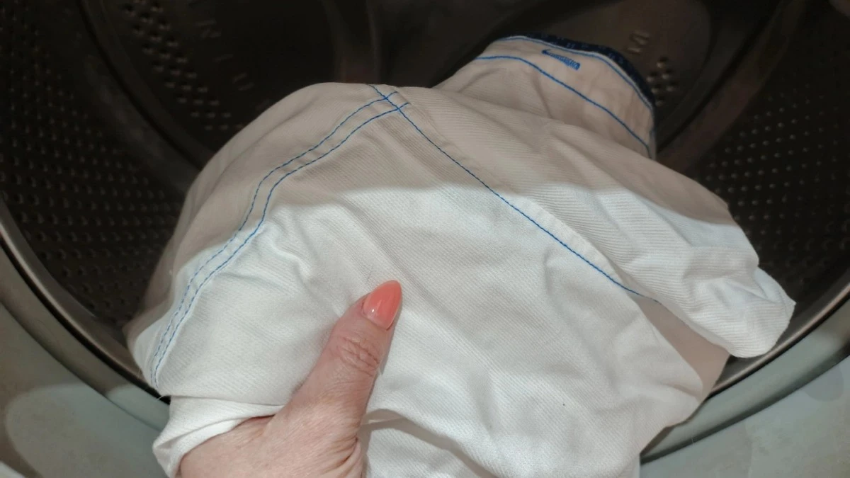 El truco de los 7 minutos en el microondas para dejar la ropa blanca como nueva