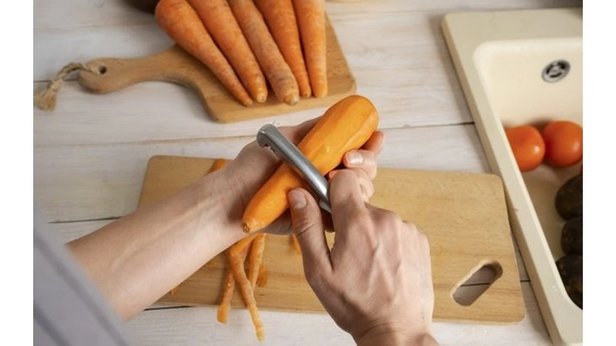 ¿Cáscaras de verdura a la basura? El error de 30 años que arruina tu caldo