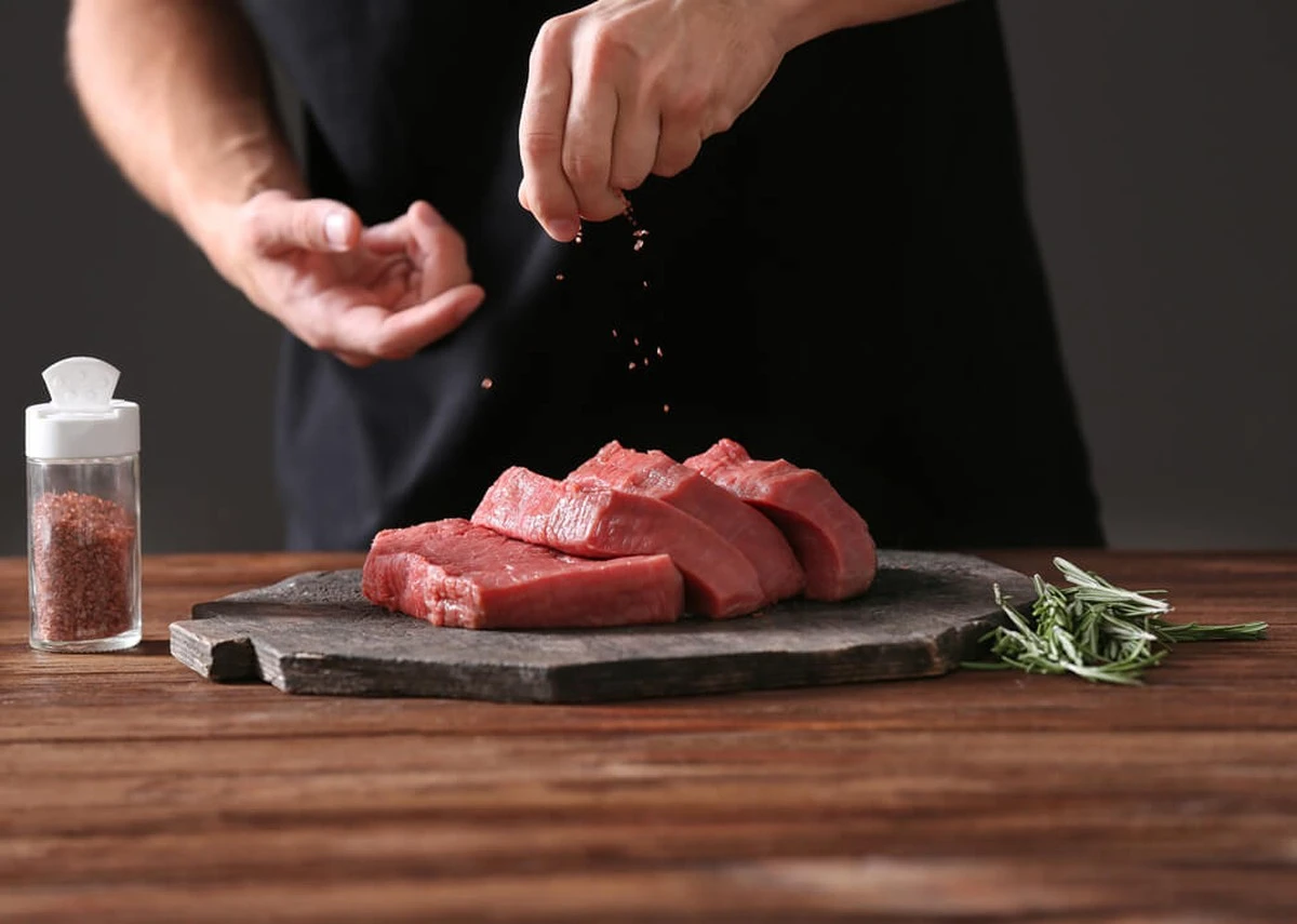 porquedejardela-extra-1.webp Por qué dejar de lavar la carne antes de cocinar es la regla de oro de la seguridad alimentaria - image 1