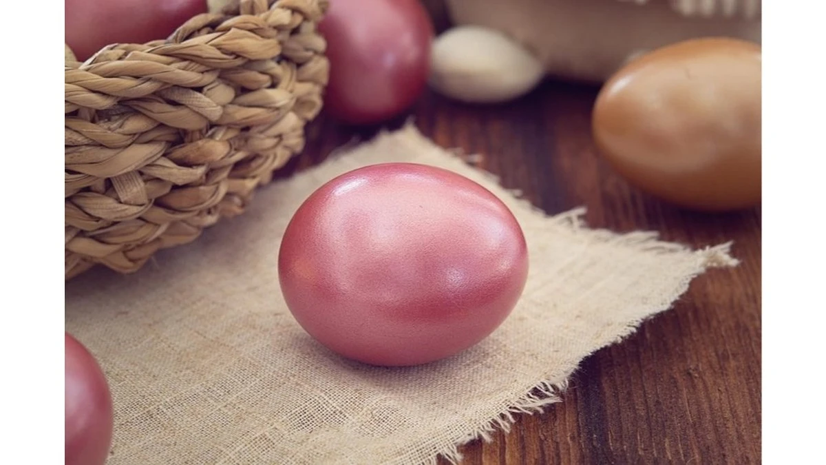 Huevos de Pascua: Colores vibrantes sin química con cáscaras de cebolla
