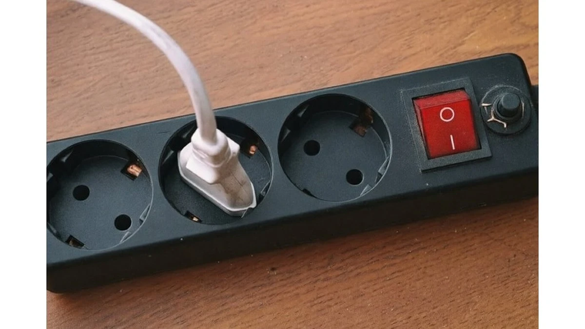 Por qué deberías revisar el cable alargador detrás de tu nevera hoy mismo