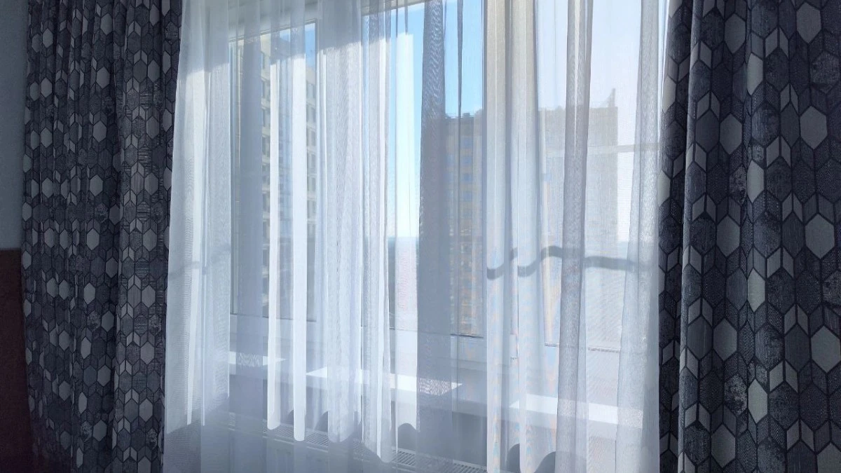El truco casero del almidón para cortinas blancas como nuevas