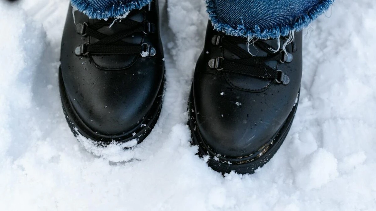 El vinagre blanco: el truco casero que elimina las manchas de sal de tus zapatos