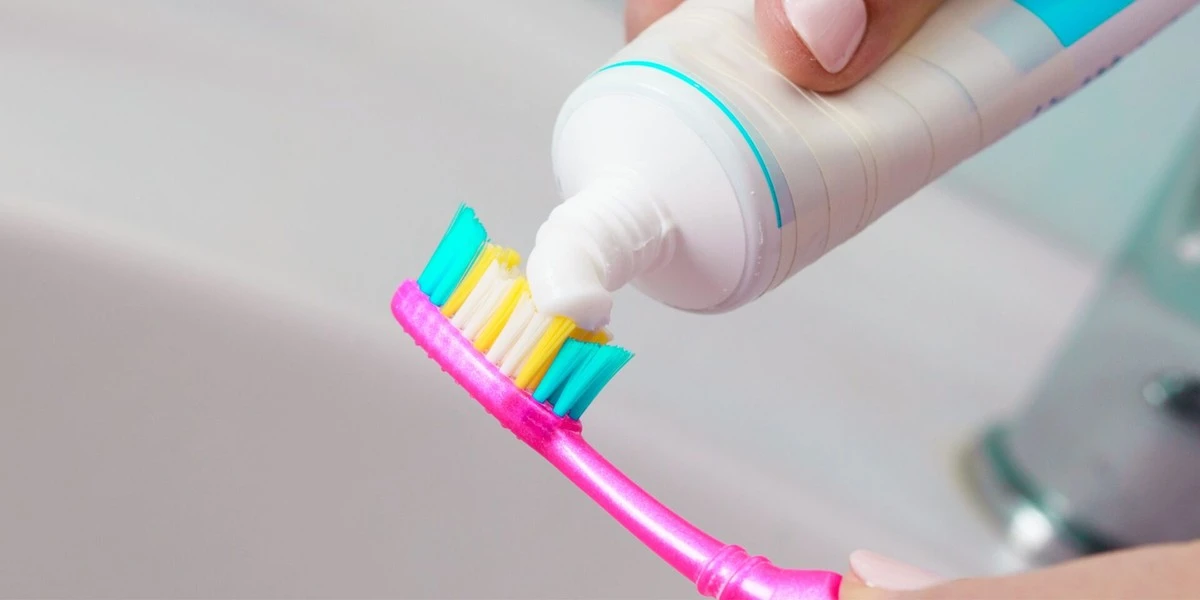 Lo que realmente sucede cuando cambias a una pasta de dientes sin flúor