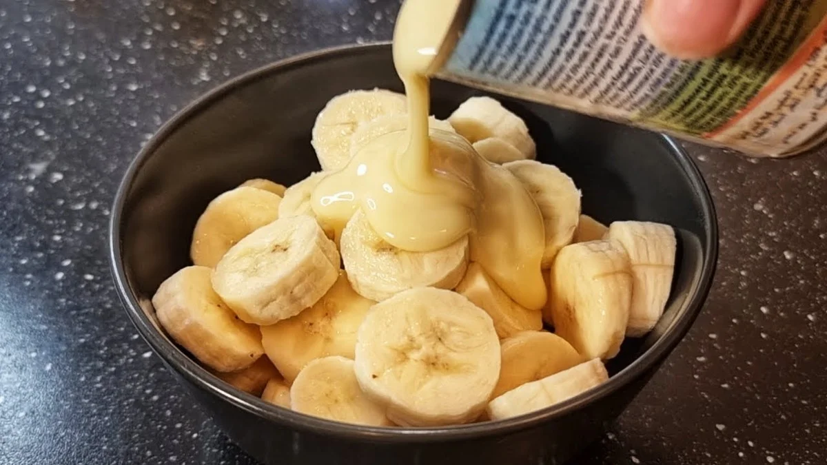 dosplatanosyunv-extra-1.webp Dos plátanos y un vaso de leche: mi receta italiana casera sin azúcar para comer a cucharadas en 5 minutos - image 1