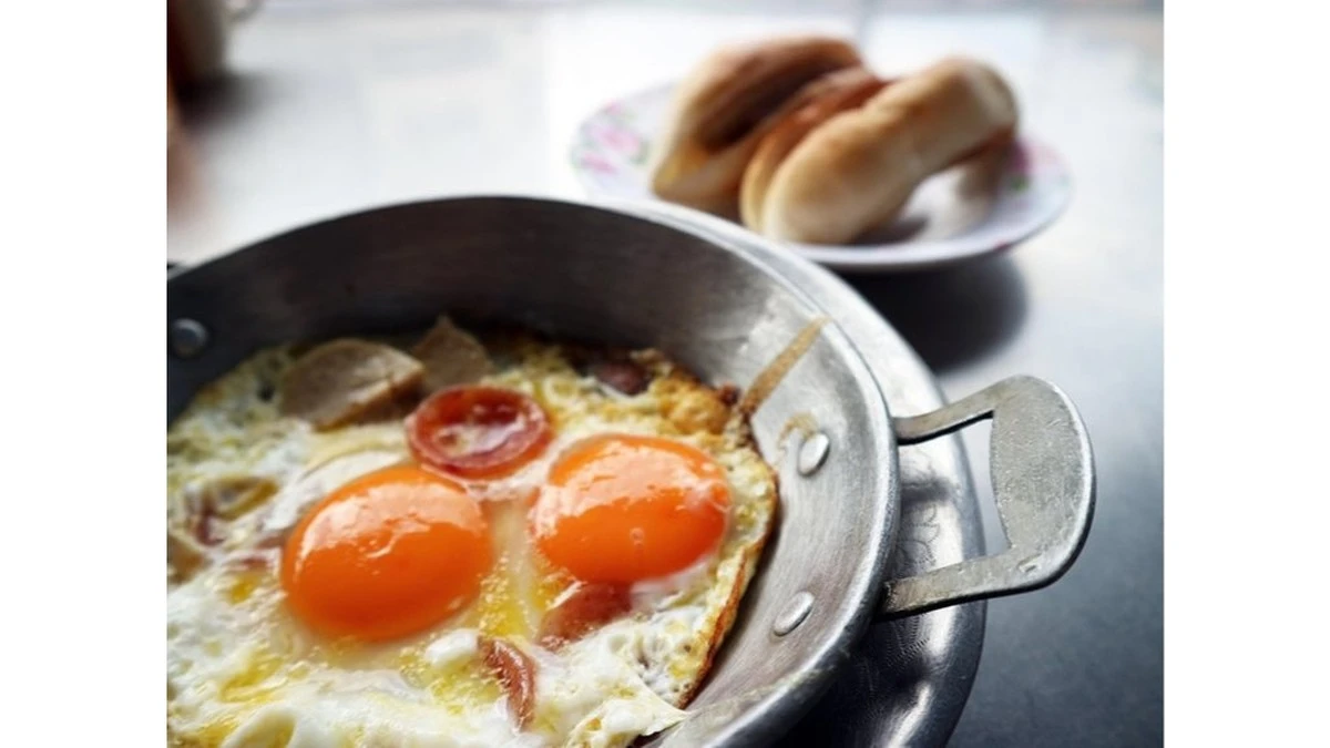 El secreto de los chefs para unos huevos fritos irresistibles: una gota de algo que ya tienes