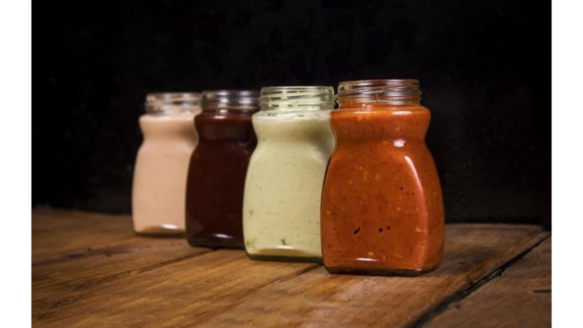 Por qué la puerta de tu nevera está arruinando tus salsas favoritas