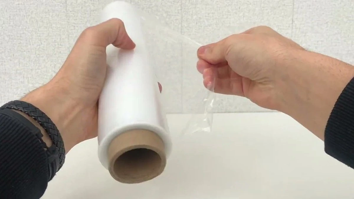 Las amas de casa inteligentes meten el film transparente al congelador: este es el porqué