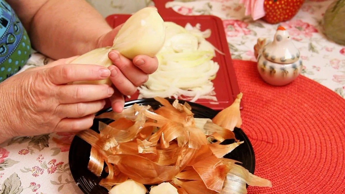Corta cebollas sin lágrimas: el truco 'de la abuela' que solo necesita una vela y una toalla