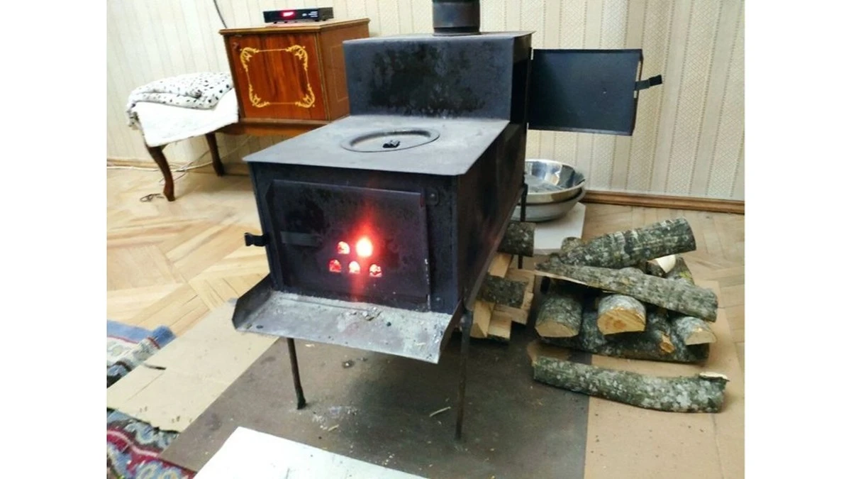 El truco de 25 años de un maestro de chimeneas para mejorar la tiro en tu estufa de leña