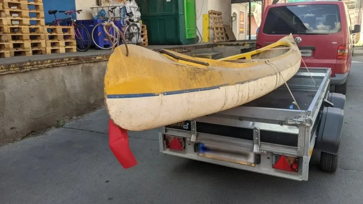 Por qué los coches particulares llevan un distintivo rojo: una señal vital que muchos ignoran