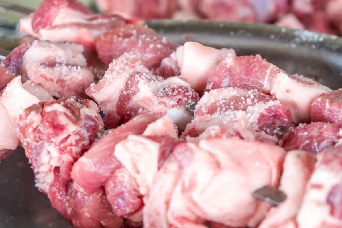 La razón por la que los expertos han dejado de usar vinagre para marinar la carne
