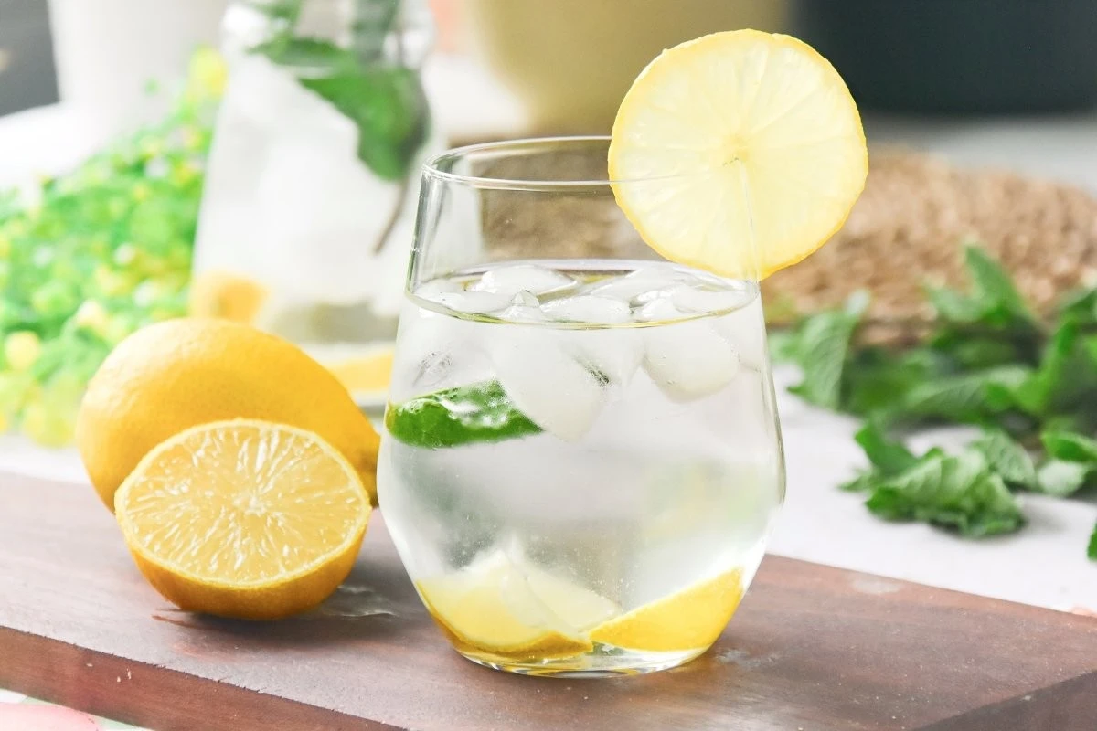 bebiaguatibiaco-extra-1.webp Bebí agua tibia con limón cada mañana durante 30 días y mi cuerpo reaccionó de forma inesperada - image 1