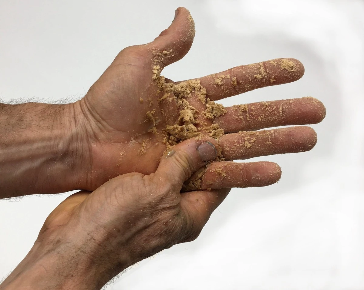 No es jabón ni bicarbonato: este es el producto milagroso para limpiar manos tras remolachas, pescado y ajo en 30 segundos - image 1