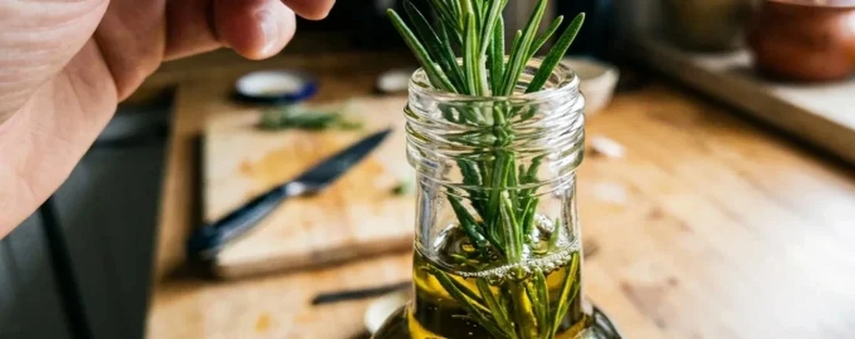 Por qué esa botella de aceite con romero que luce en tu cocina puede ocultar un peligro real